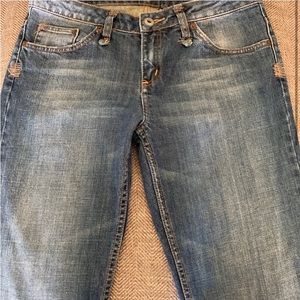 Excellent Preowned Condition Buffalo David Bitton Size 29. Very Cute